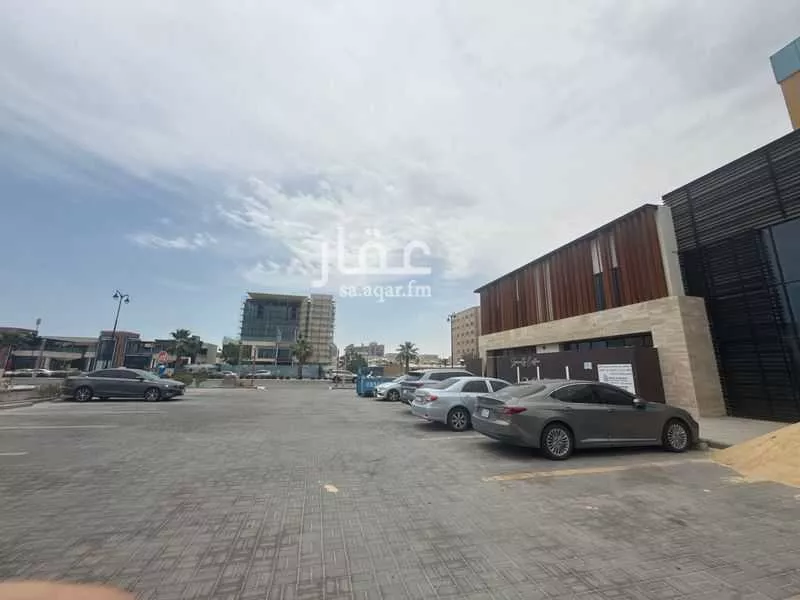 محل 2400 م² في الكورنيش 6