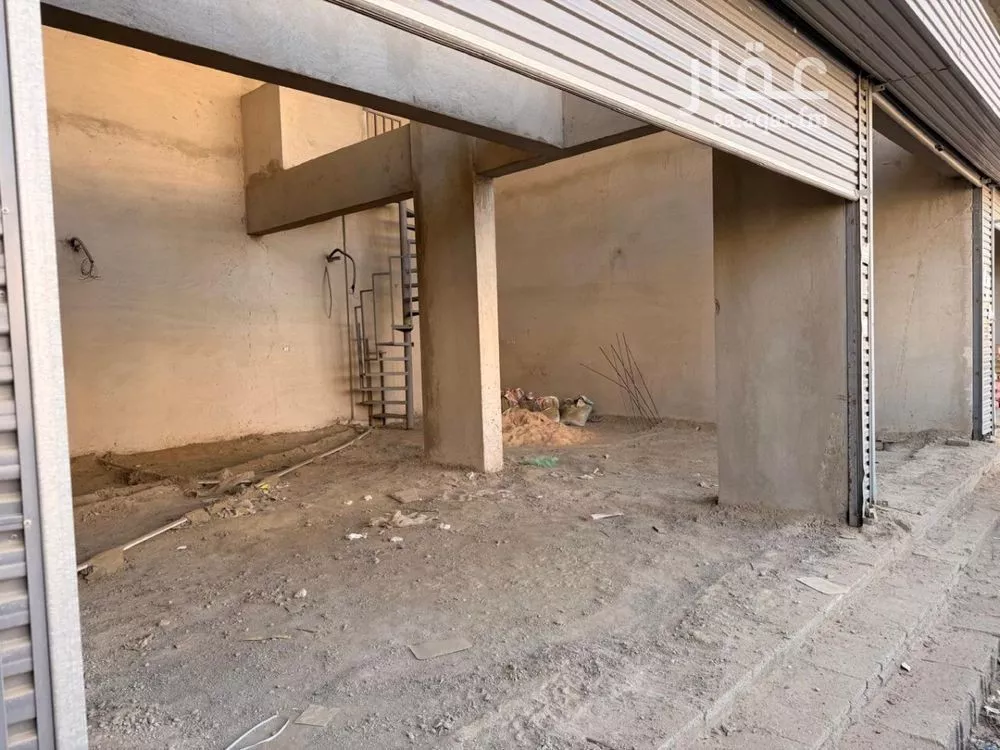 محل 596 م² في الملك فهد 4