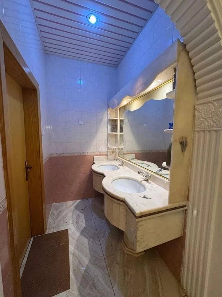 4 bedroom villa in Shubra, Riyadh 17