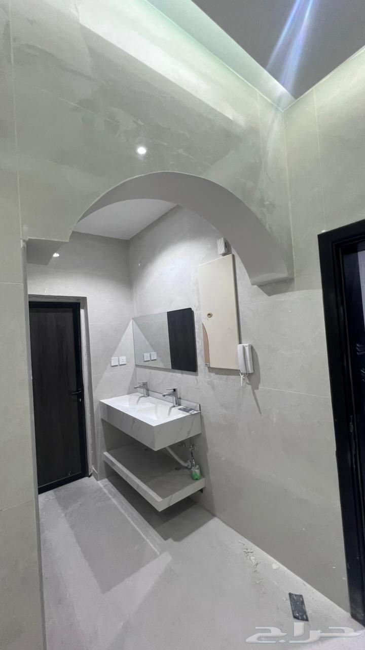 شقة 5 غرف في ضاحية الملك فهد 4