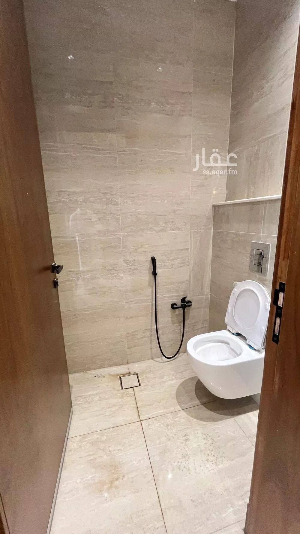 شقة 6 غرف في عكاظ 22