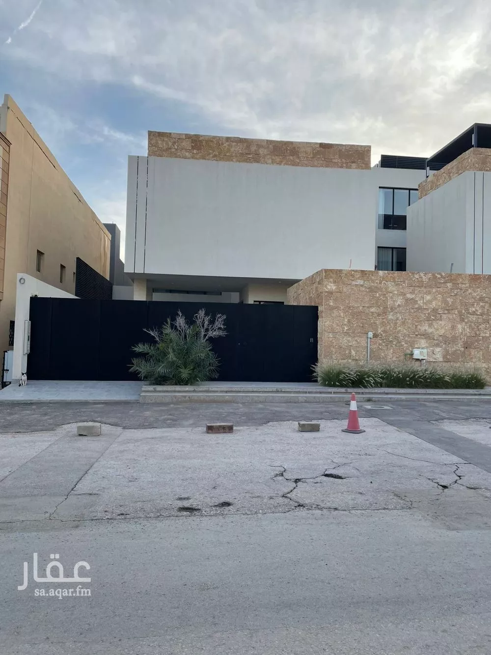 8 bedroom villa in Al Malqa 13