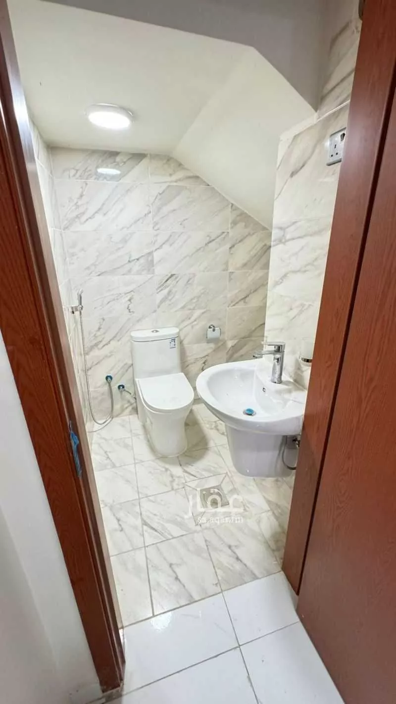 فيلا 9 غرف في الشرق 20