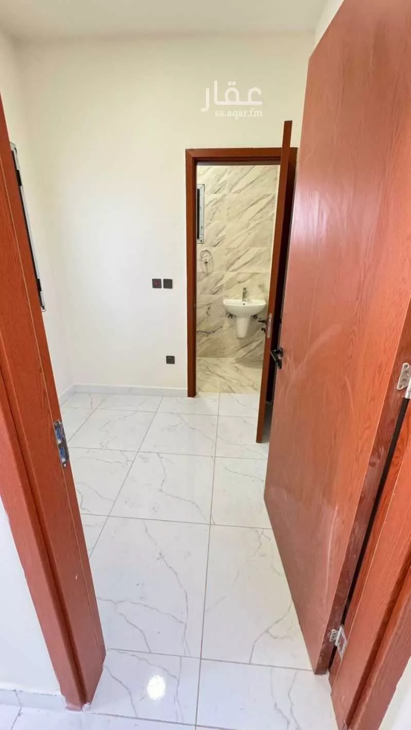 فيلا 9 غرف في الشرق 25