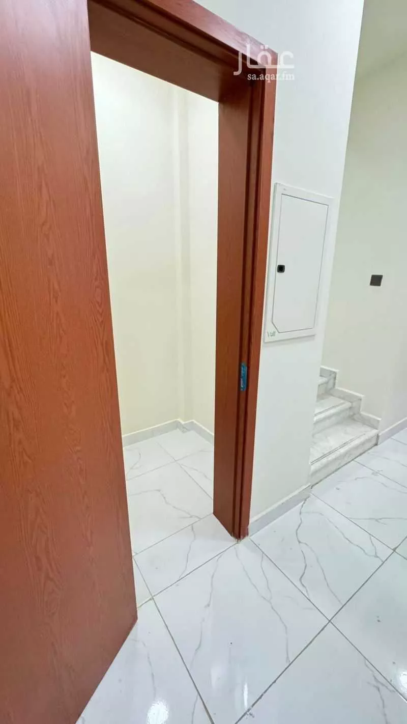 فيلا 9 غرف في الشرق 30