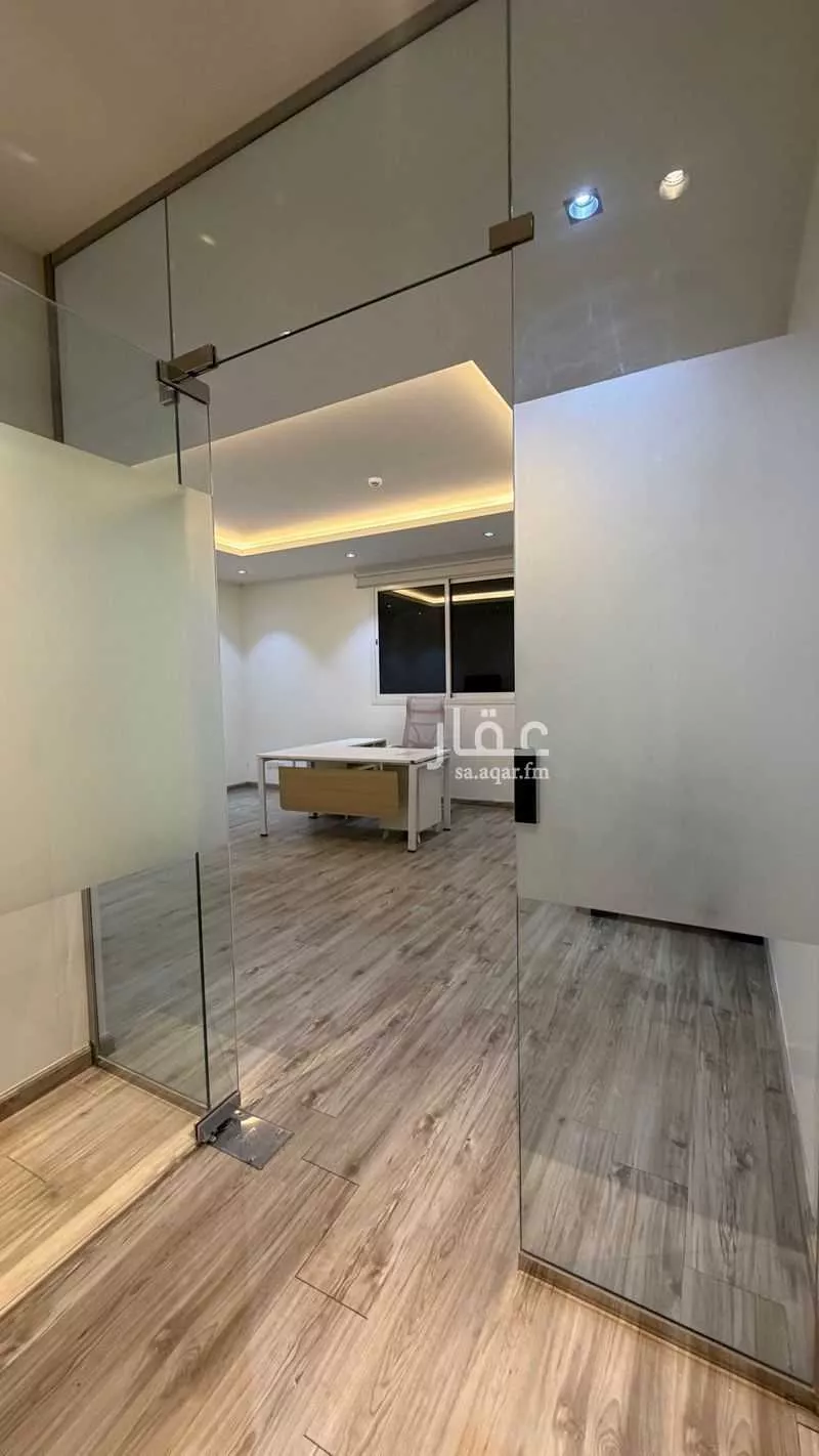 مكتب 625 م² في العارض 4