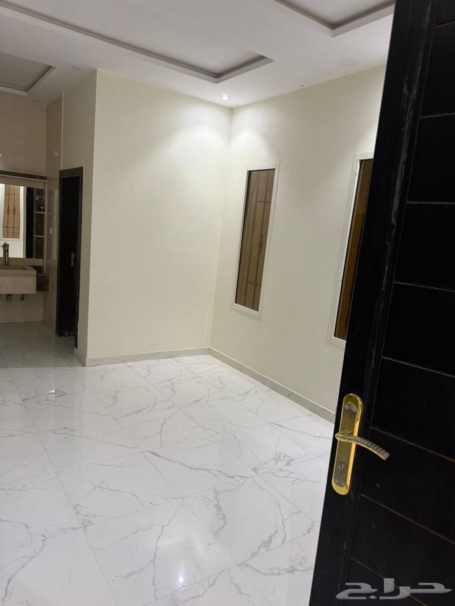 فيلا 5 غرف في الخليج 10