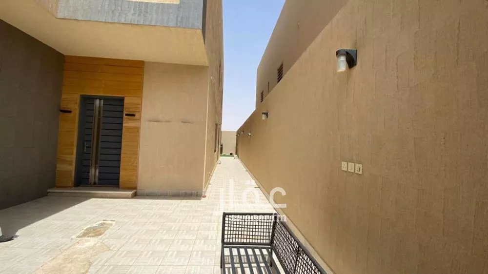 فيلا 4 غرف في العارض 2