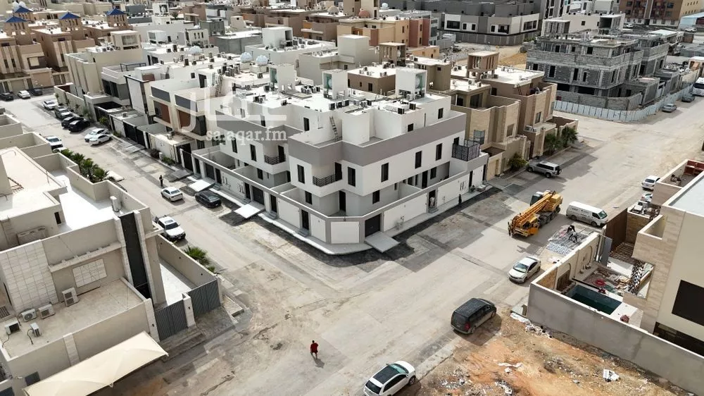952 sqm building in Al Aridh 14
