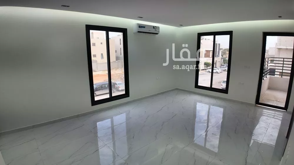 952 sqm building in Al Aridh 5