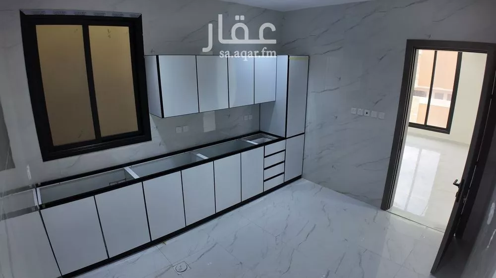 952 sqm building in Al Aridh 7