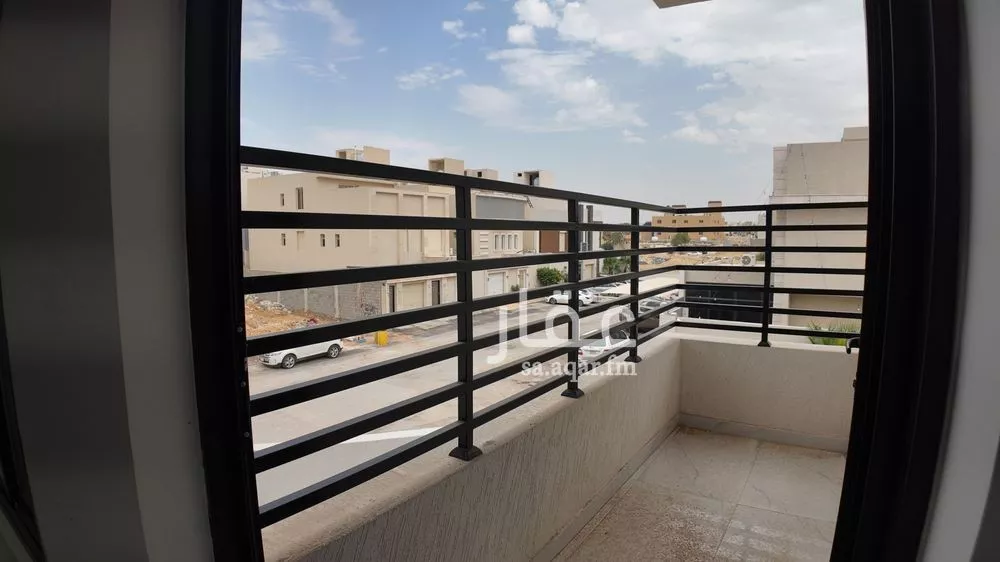 952 sqm building in Al Aridh 10