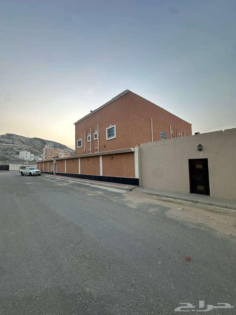 فيلا 7 غرف في العوالي 8