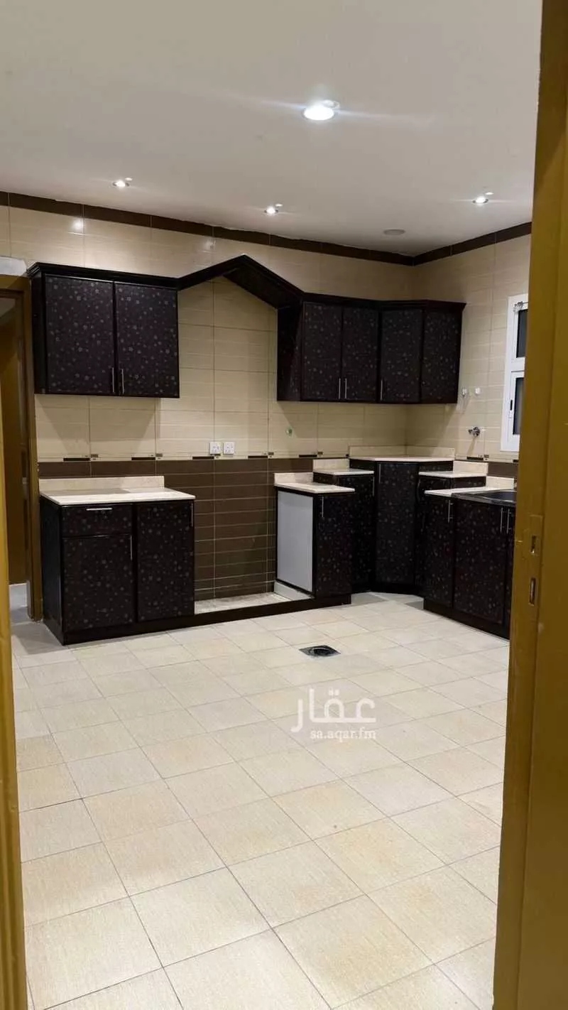 4 bedroom floor in Dhahrat Laban 9