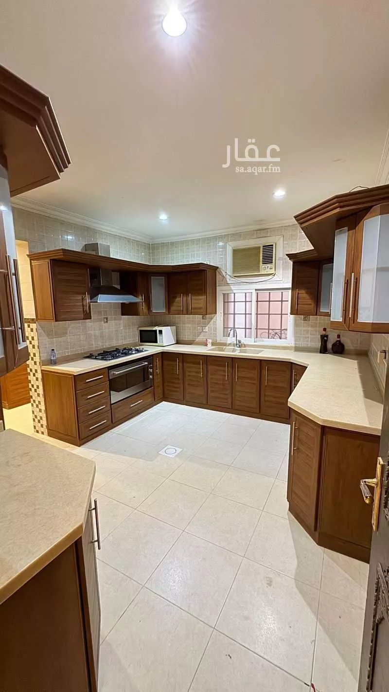 فيلا 6 غرف في العقيق 12