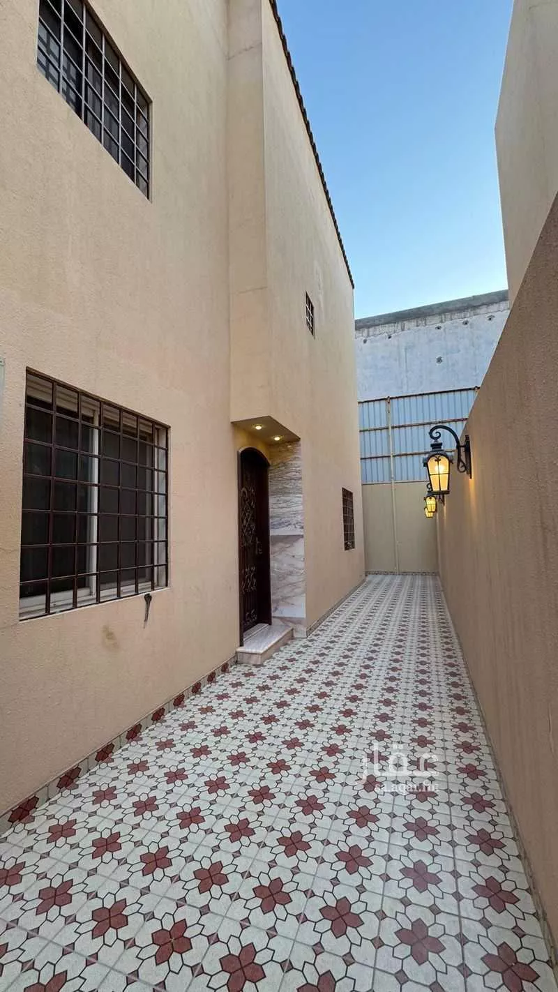 فيلا 6 غرف في العقيق 4