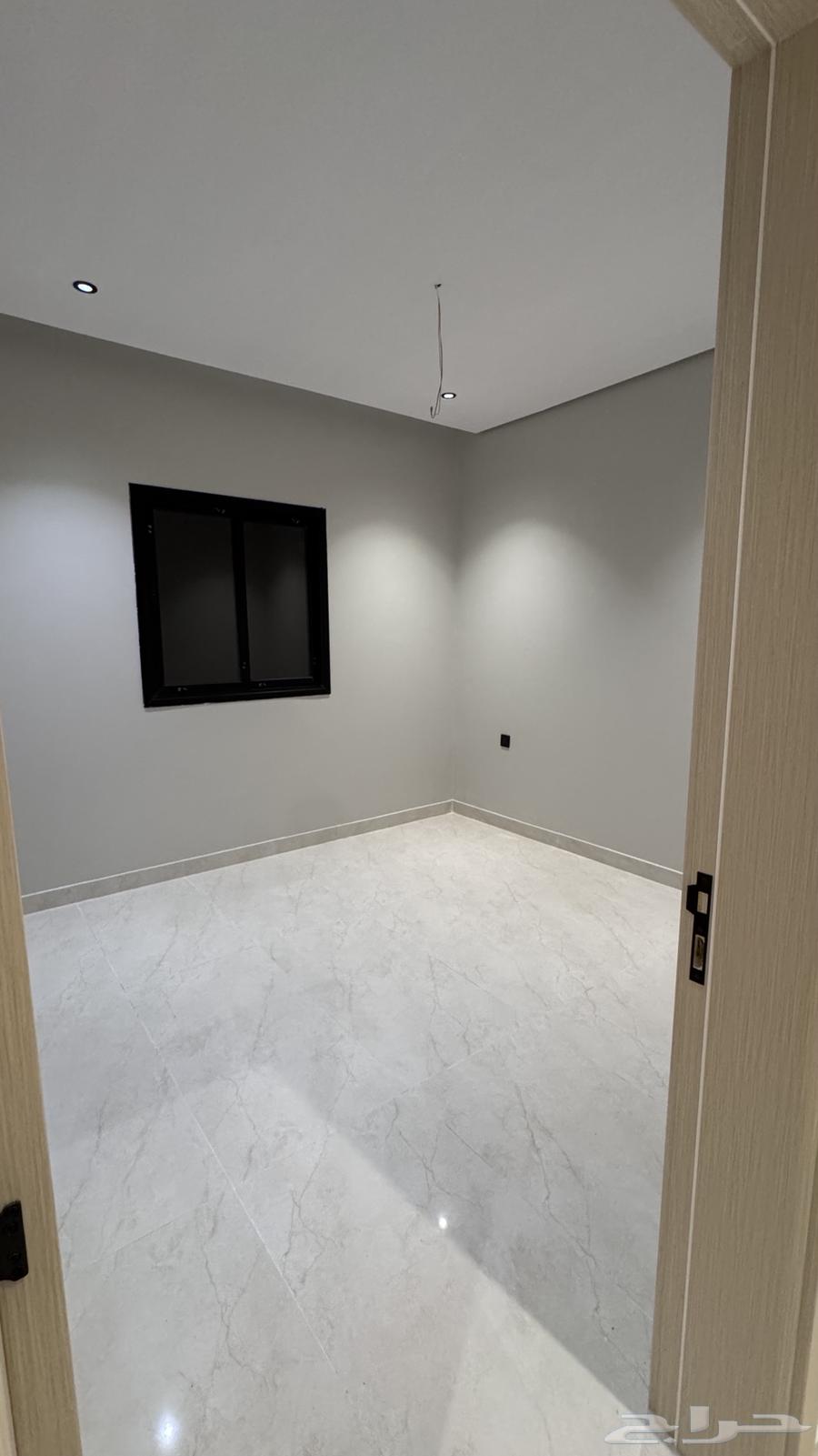 فيلا 5 غرف في العقيق 12