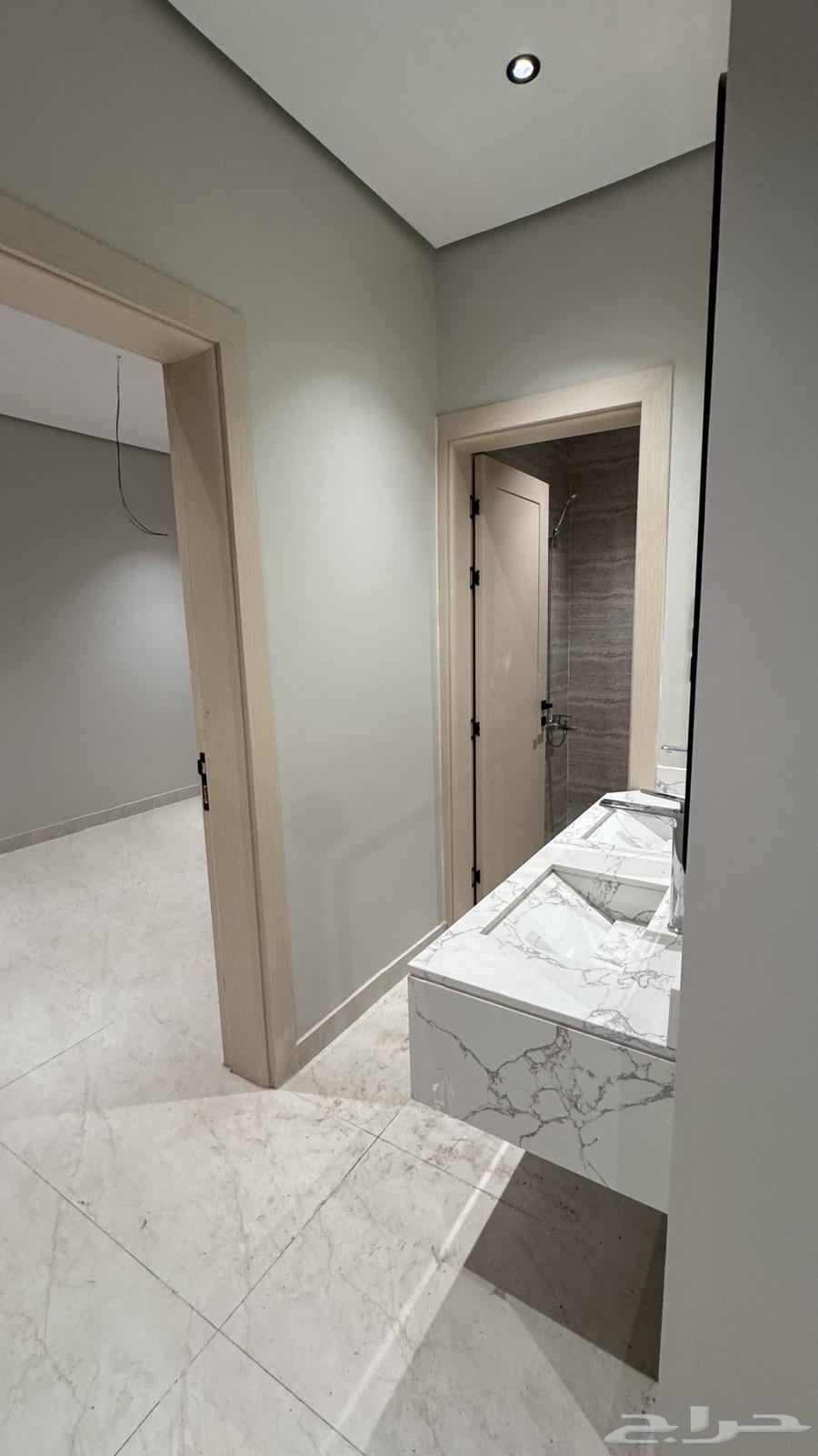 فيلا 5 غرف في العقيق 3