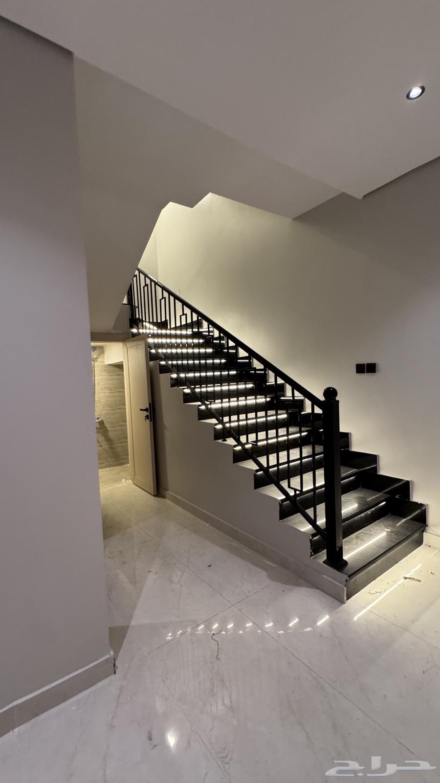 فيلا 5 غرف في العقيق 7