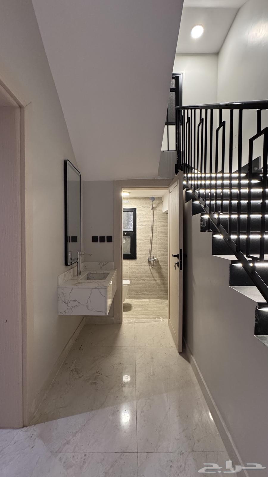 فيلا 5 غرف في العقيق 8