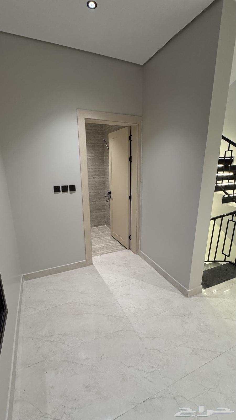 فيلا 5 غرف في العقيق 10