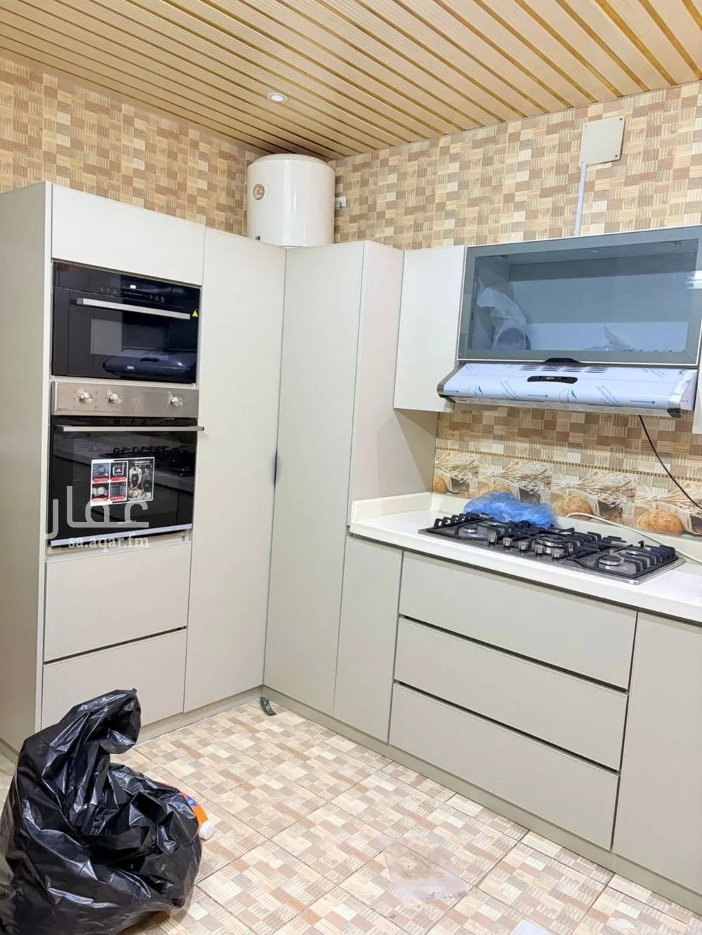 3 bedroom floor in Dhahrat Laban 8