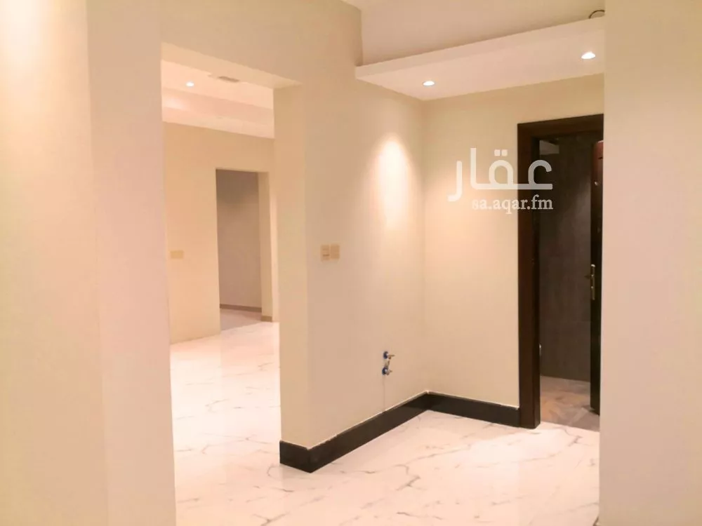 فيلا 5 غرف في العارض 8