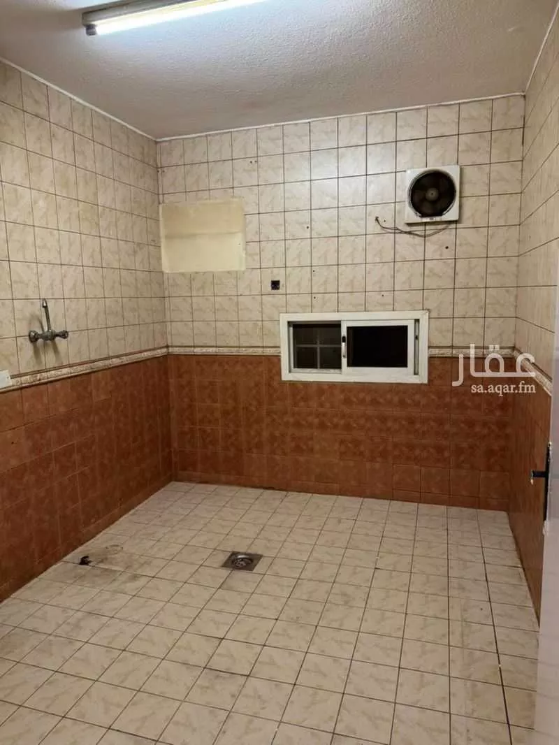 830 sqm building in Al Khaleej 6