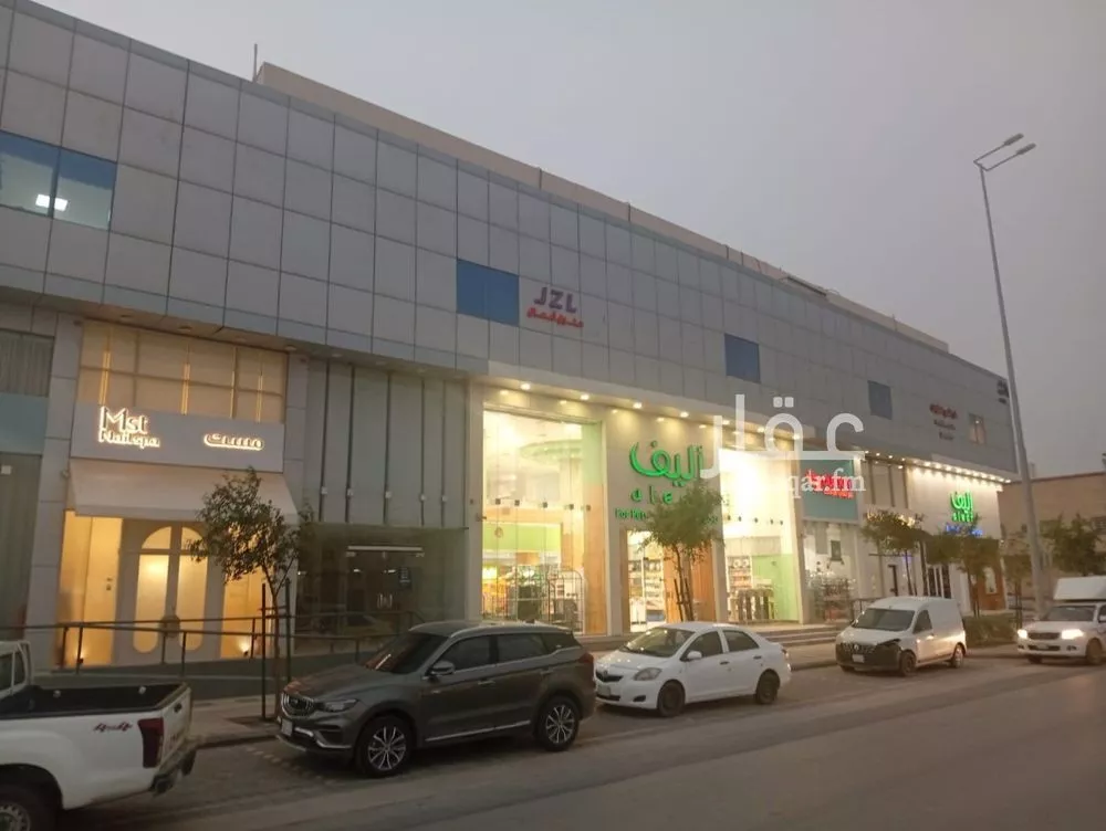 محل 832 م² في الروابي 4