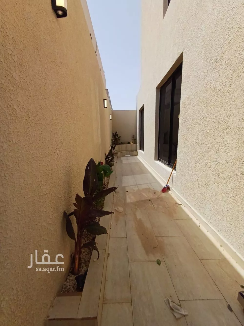 فيلا 6 غرف في الشرق 20