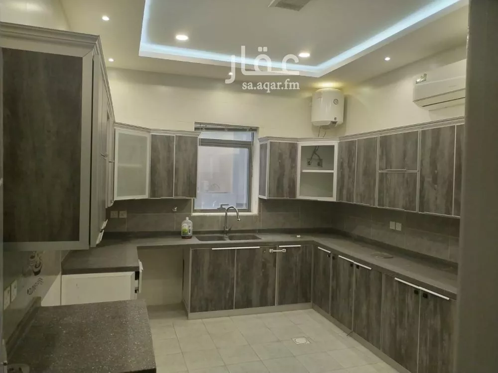 4 bedroom floor in Al Rabie 8