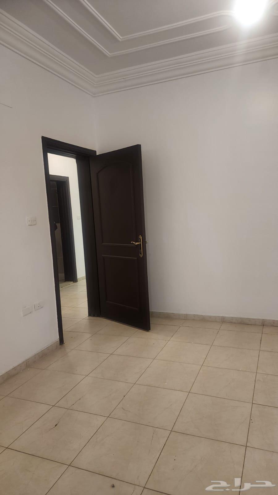 شقة 5 غرف في النزهة 4