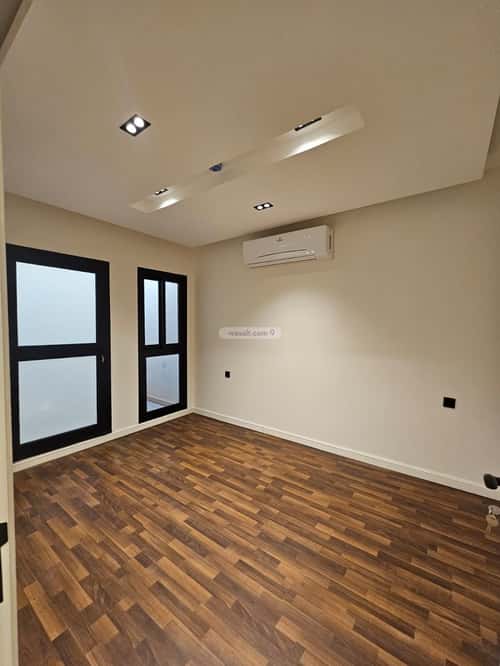 فيلا 4 غرف في العارض 10