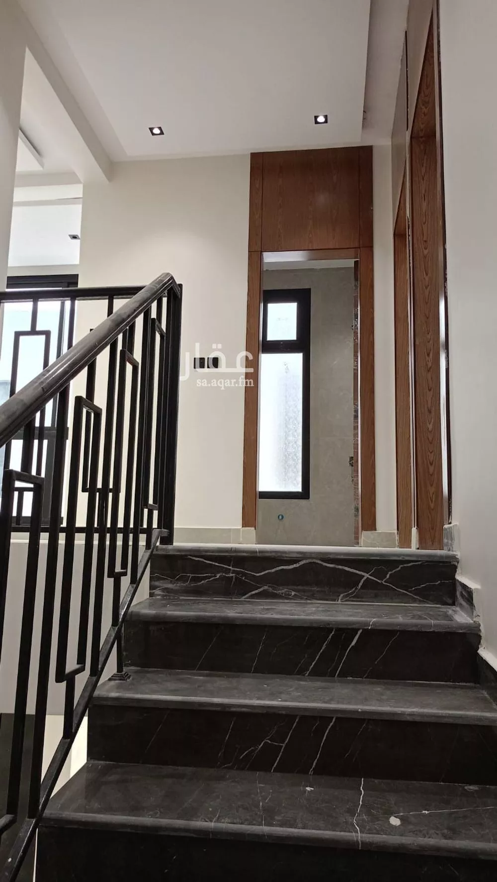 فيلا 9 غرف في الشرق 17