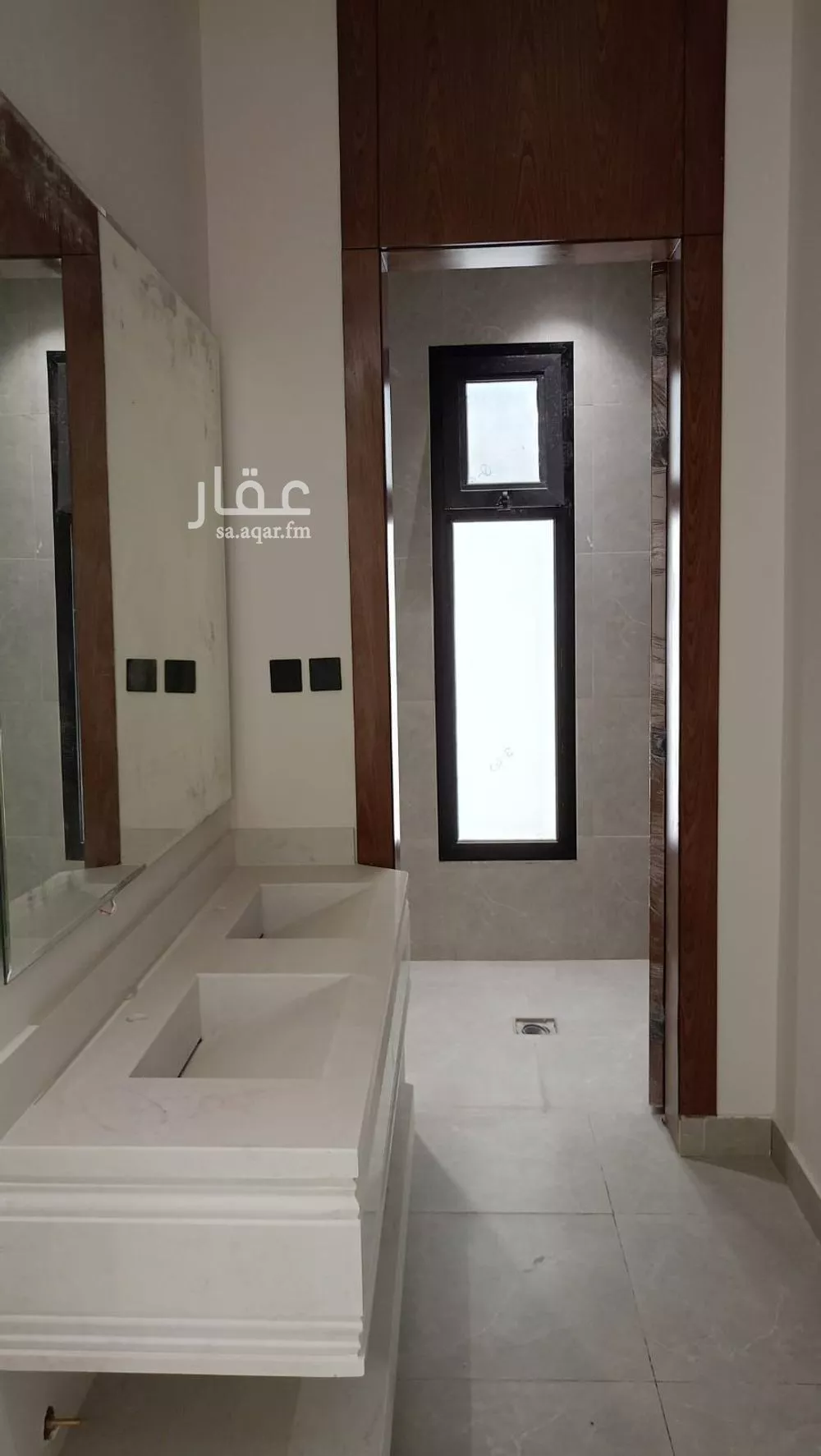 فيلا 9 غرف في الشرق 20