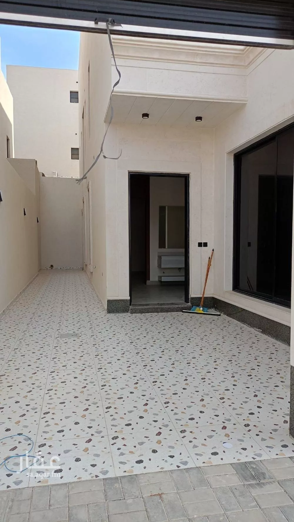 فيلا 9 غرف في الشرق 25