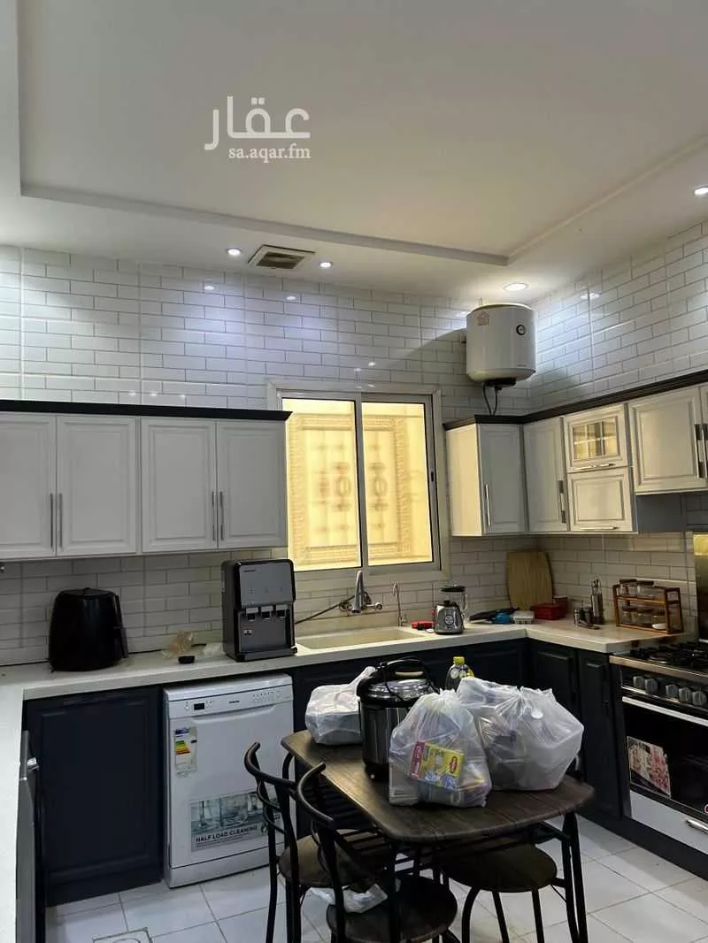 3 bedroom floor in Al Janadriyah 9