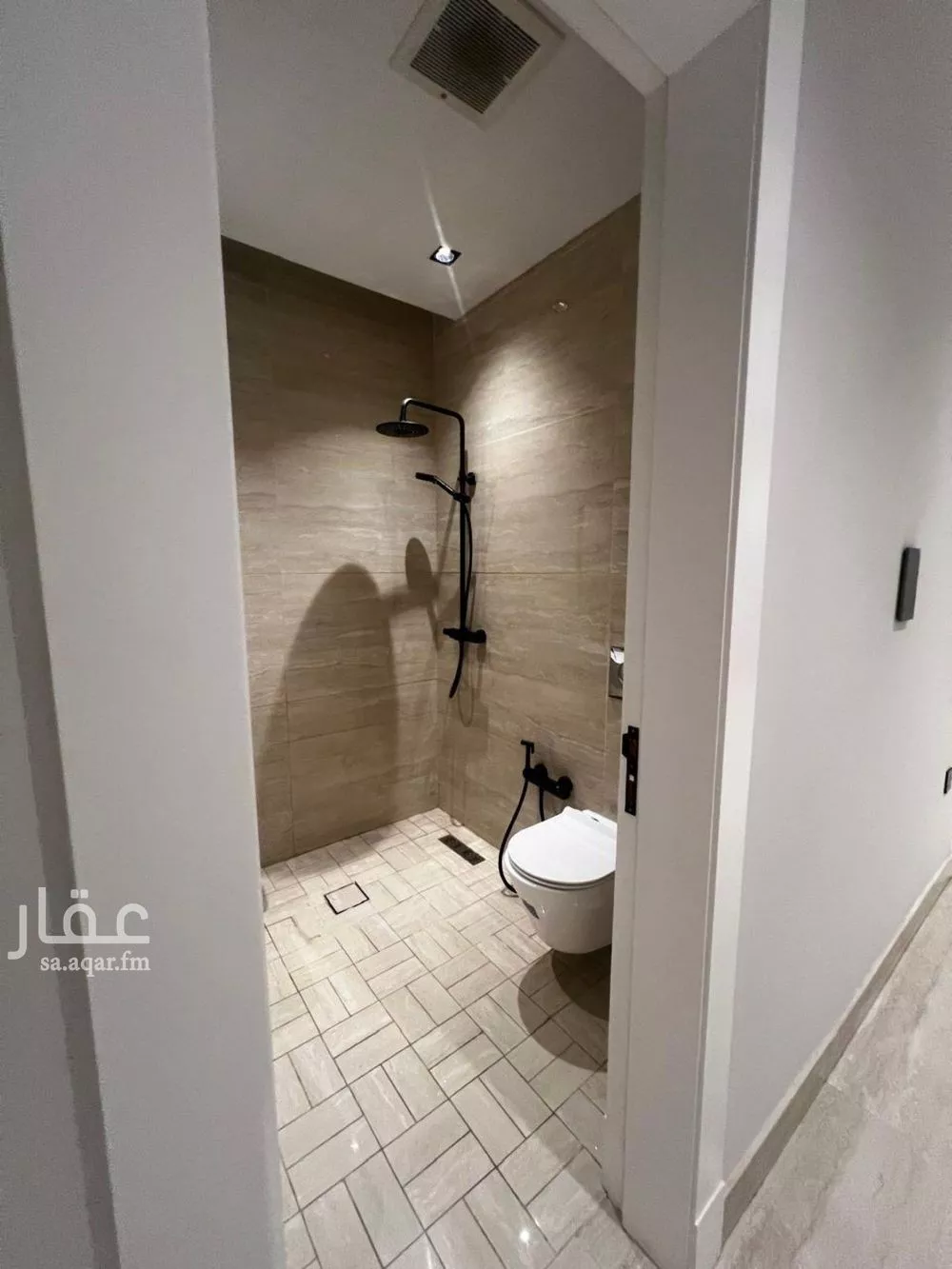 شقة 3 غرف في الملقا 4