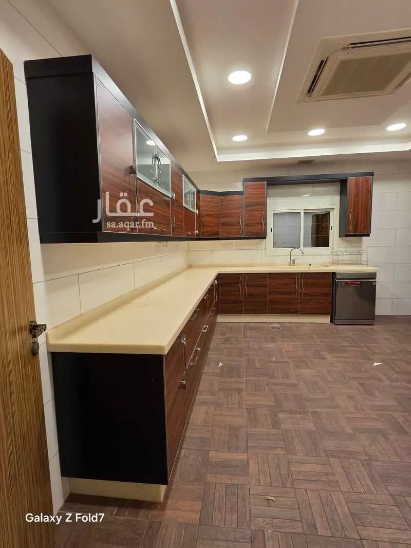 شقة 5 غرف في الروضة 19