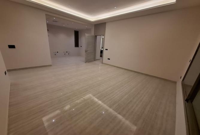 شقة 4 غرف في East Naseem 2