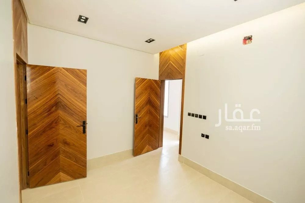 فيلا 5 غرف في عكاظ 11