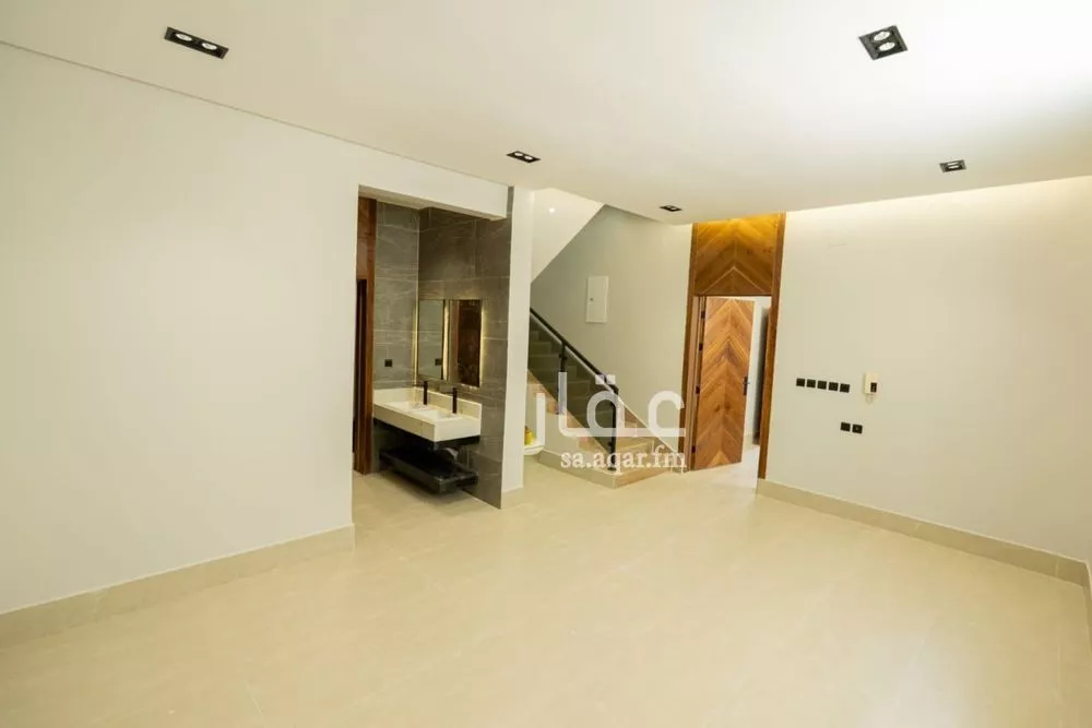 فيلا 5 غرف في عكاظ 7