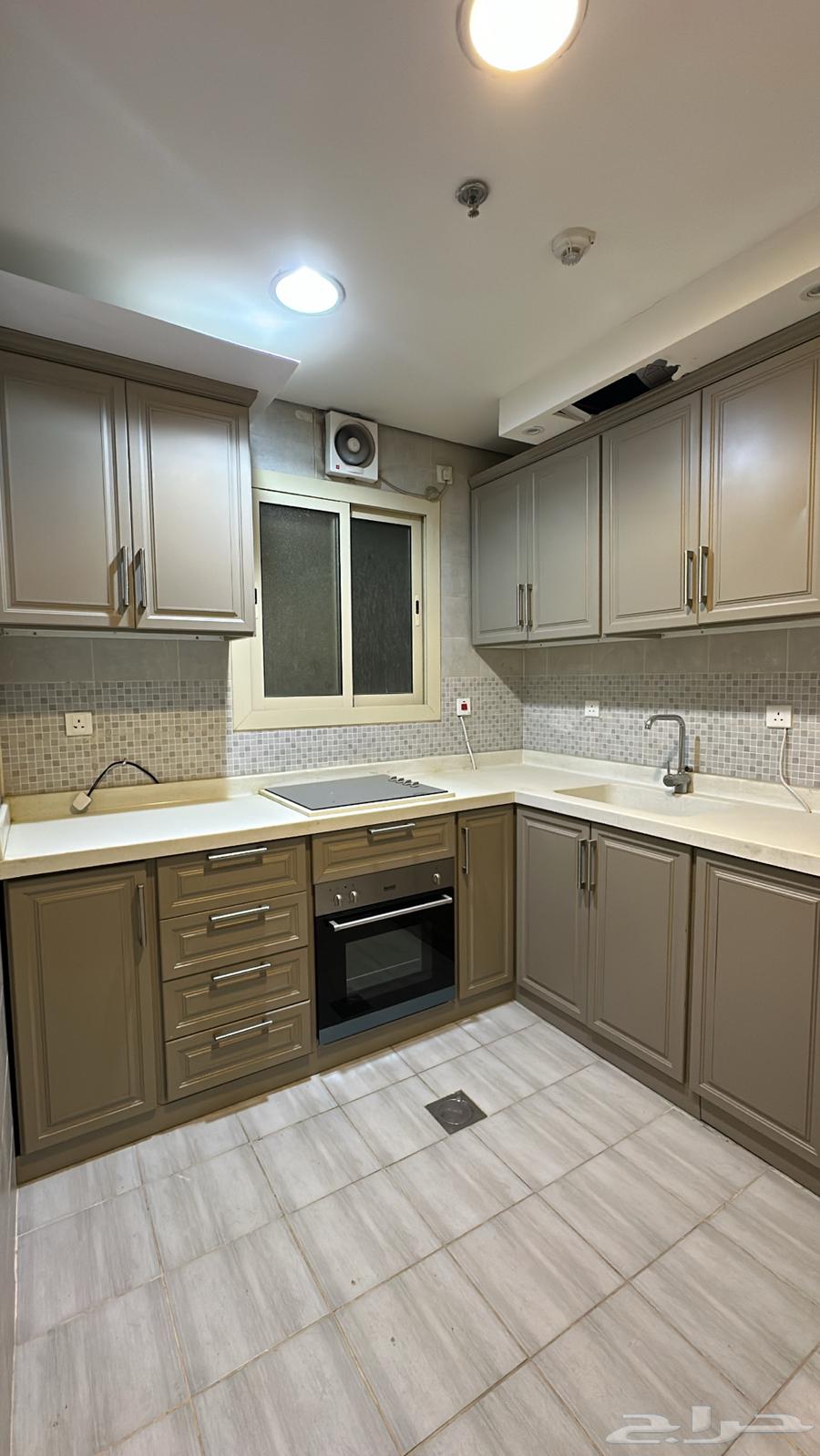 شقة 4 غرف في الملقا 4