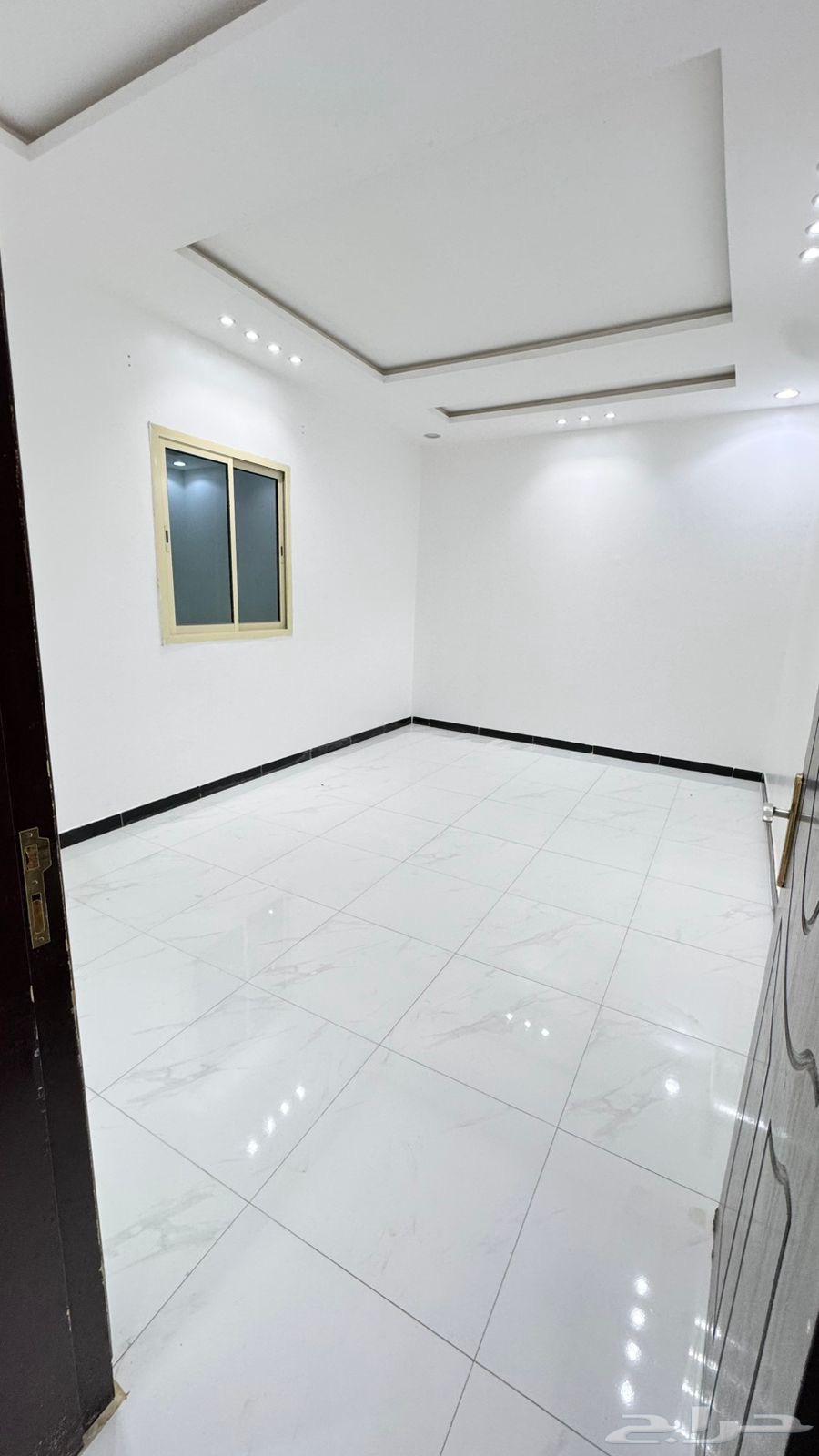 شقة 3 غرف في الرمال 4