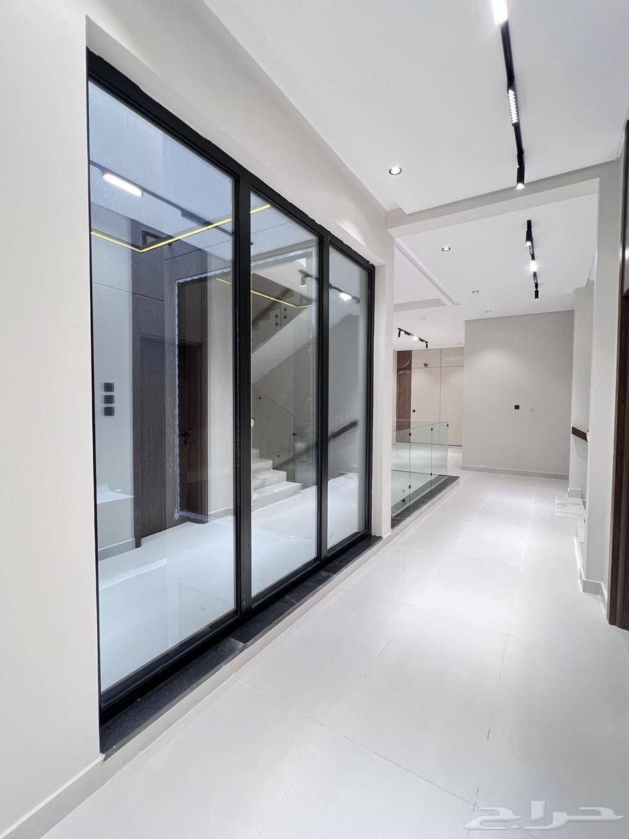 فيلا 8 غرف في الحمراء و ام الجود 16