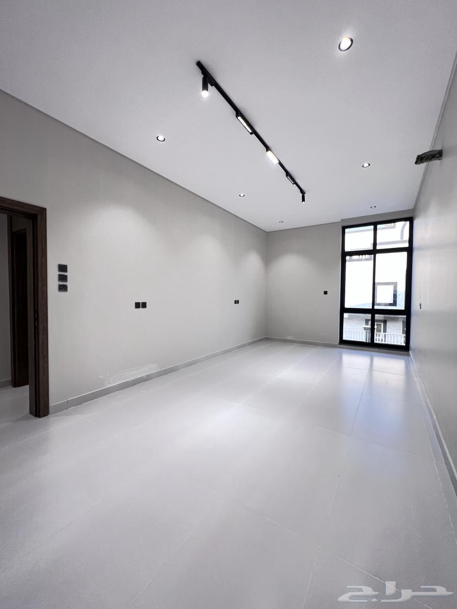 فيلا 8 غرف في الحمراء و ام الجود 17