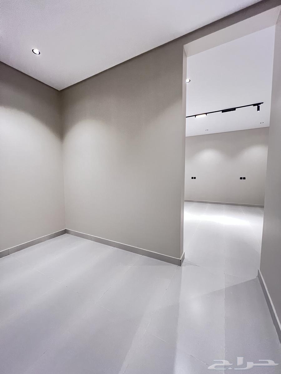 فيلا 8 غرف في الحمراء و ام الجود 22