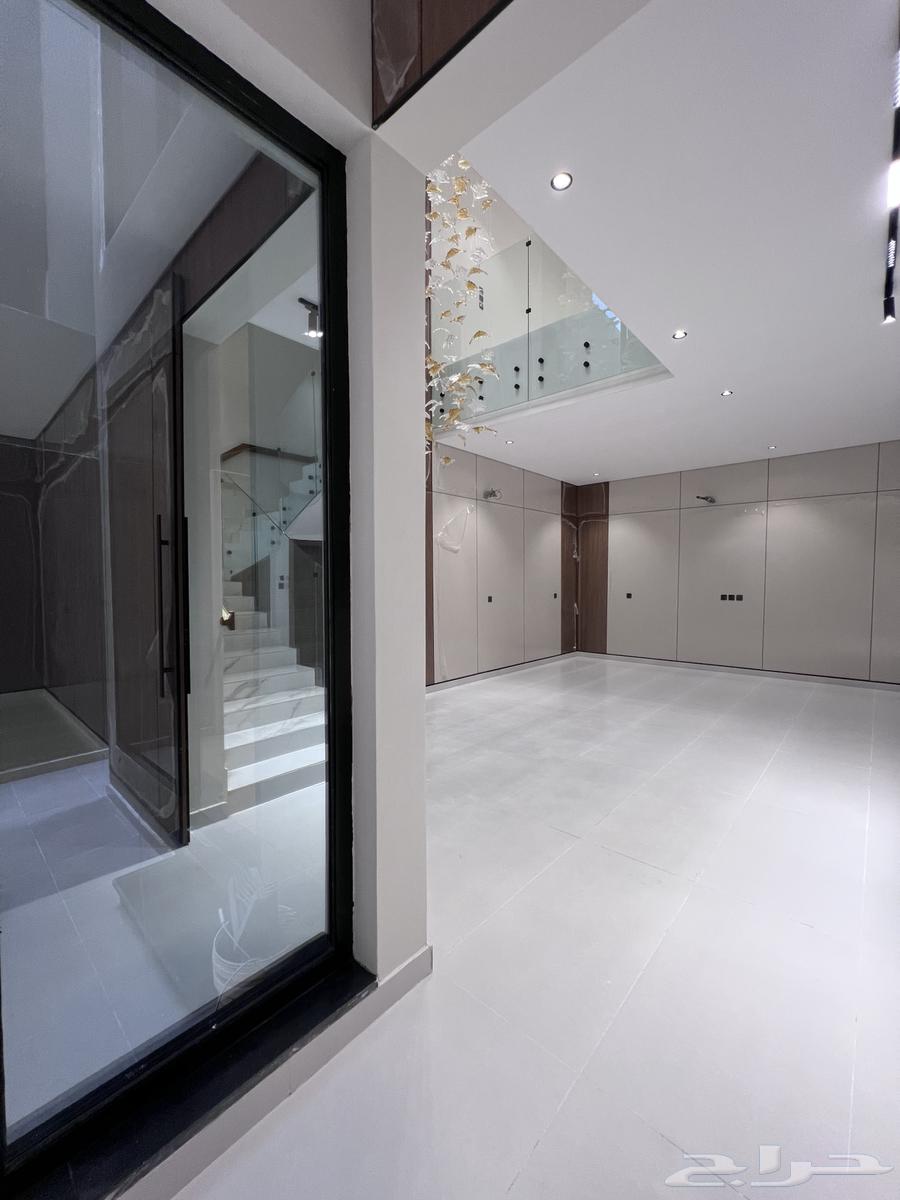 فيلا 8 غرف في الحمراء و ام الجود 7