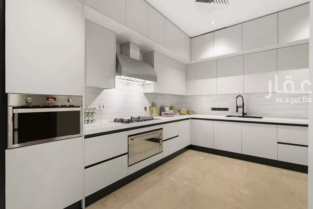 فيلا 7 غرف في العقيق 5