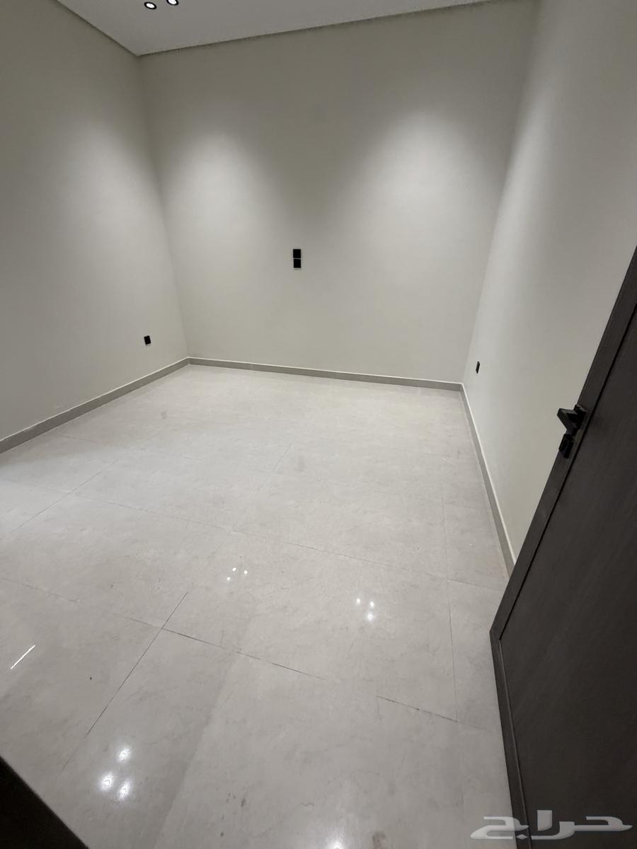 فيلا 9 غرف في احد 11